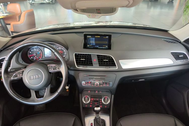 Audi Q3 2015 car image #10