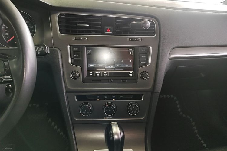 Volkswagen Golf 2017 car image #13