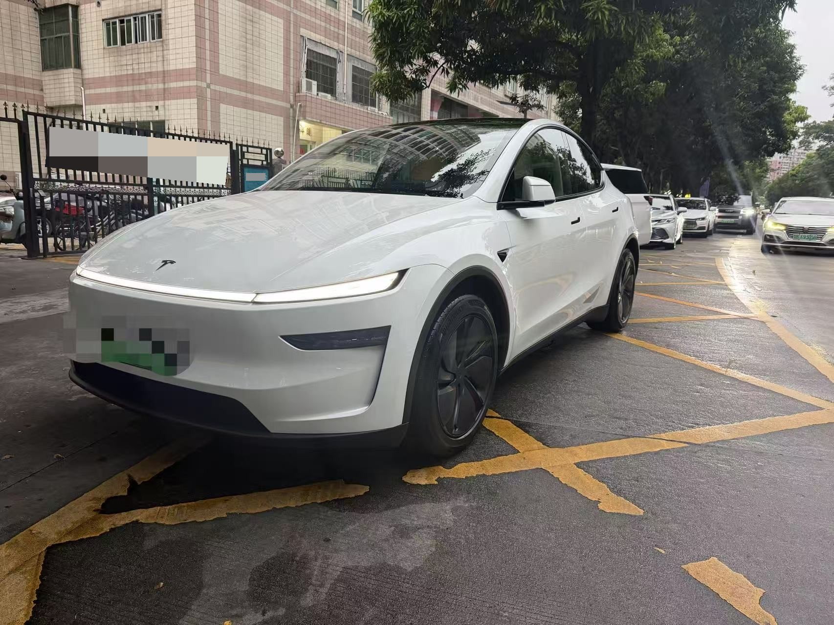 Tesla Model Y 2025 car image 
