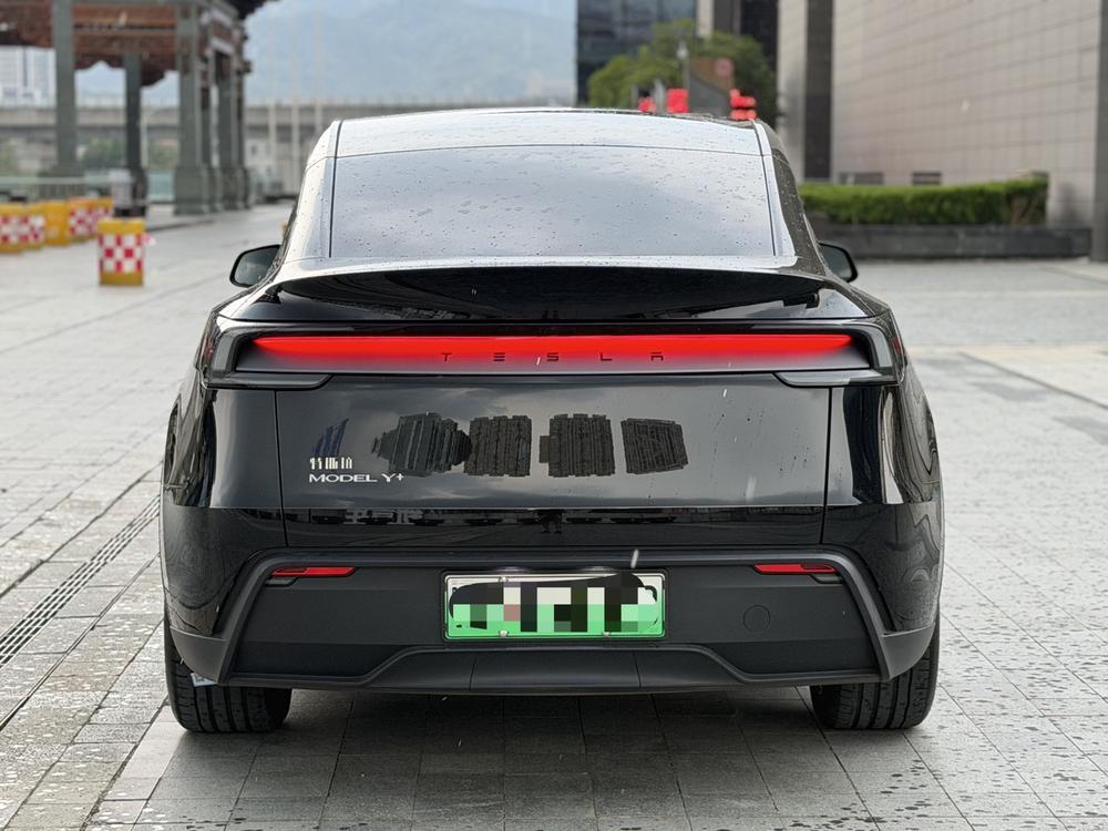 Tesla Model Y 2025 #5 Tesla Model Y 2025 car image #5