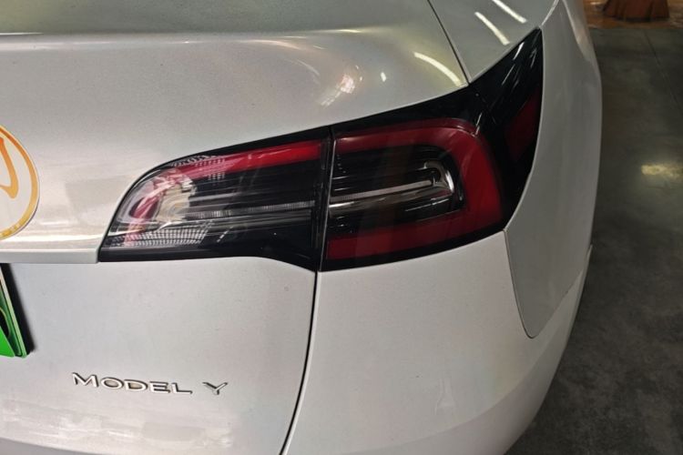 Tesla Model Y 2022 immagine di auto #8