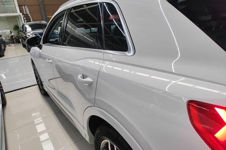 Audi Q3 2022 car image #5