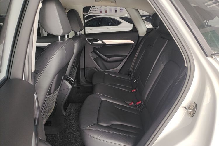 Audi Q3 2016 car image #17