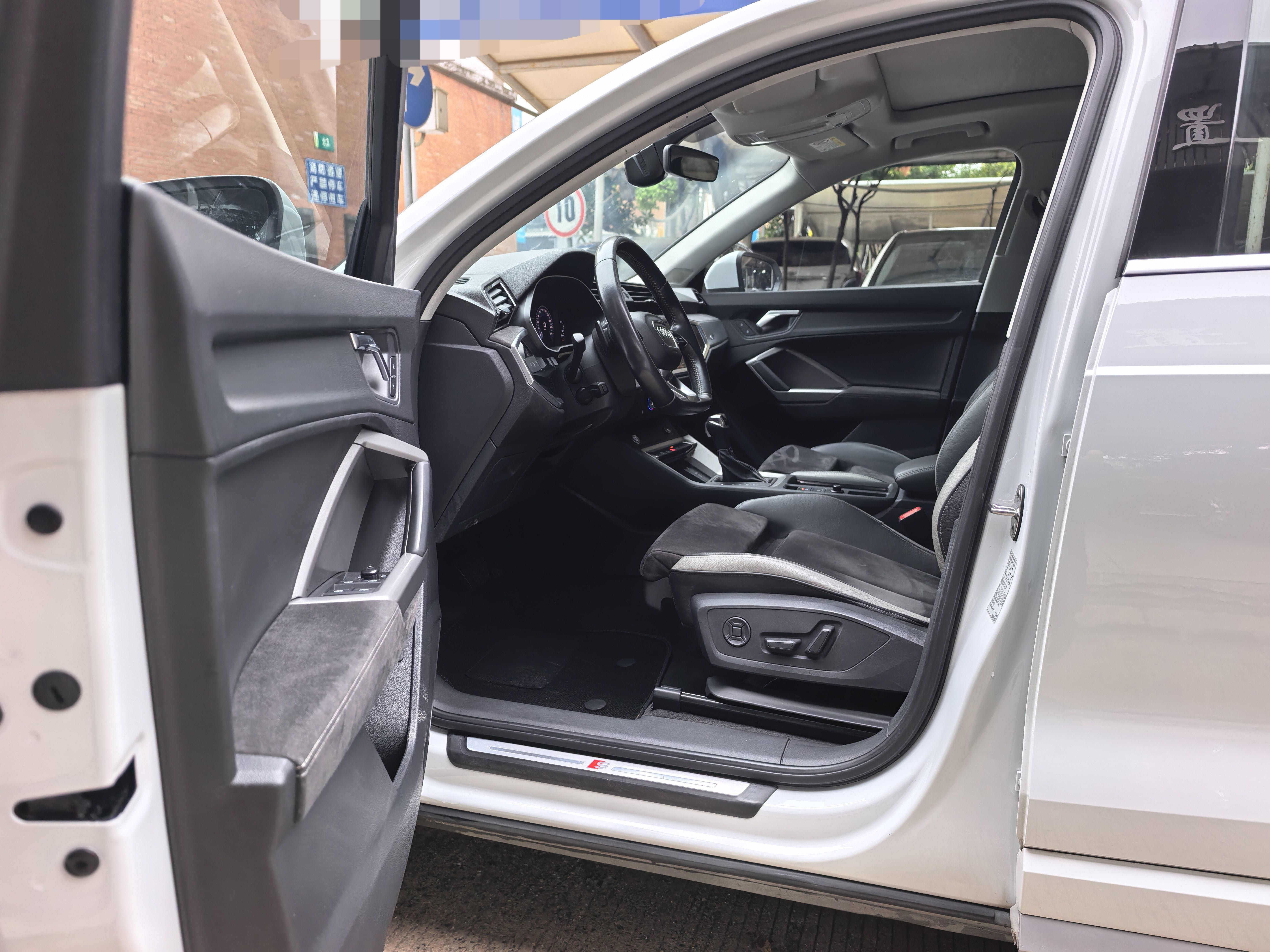 Audi Q3 2019 car image #9