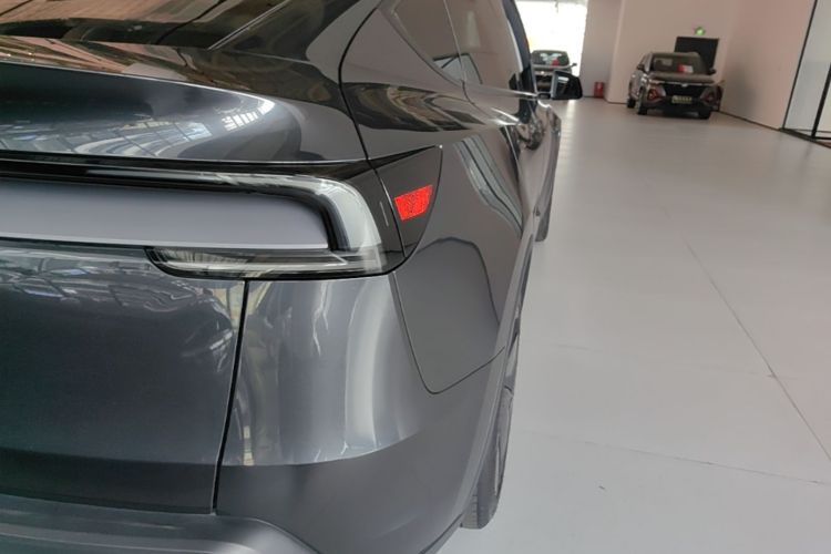 Tesla Model Y 2025 immagine di auto #8