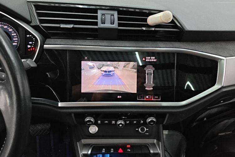 Audi Q3 2020 car image #17