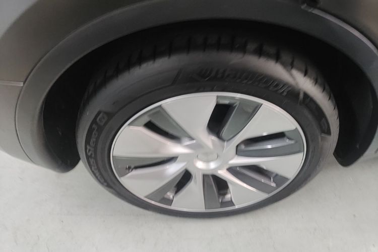 Tesla Model Y 2022 car image #10