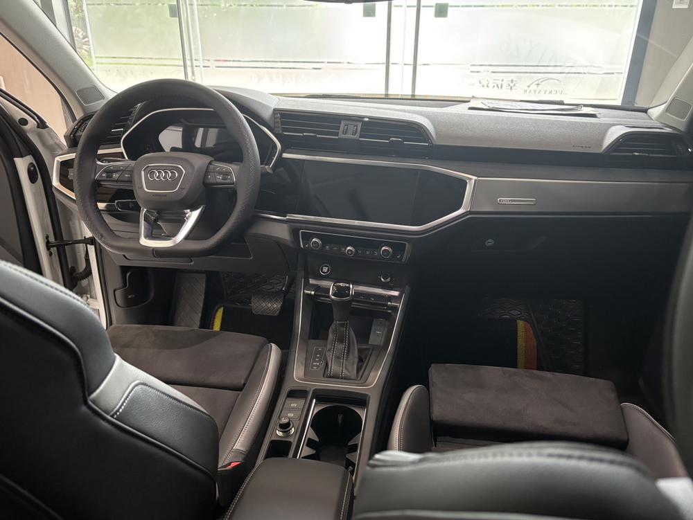 Audi Q3 2022 car image #18