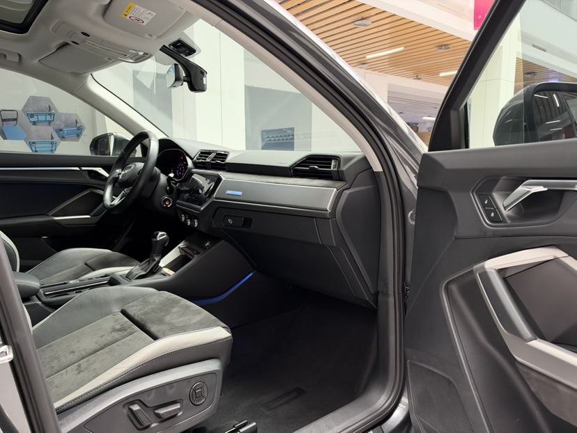 Audi Q3 2021 car image #19