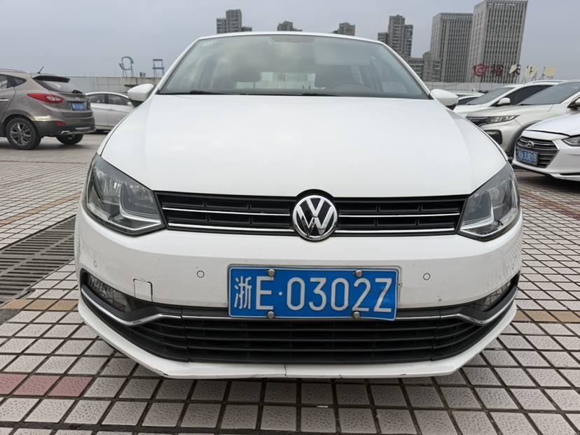 Volkswagen Polo 2015 car image #2