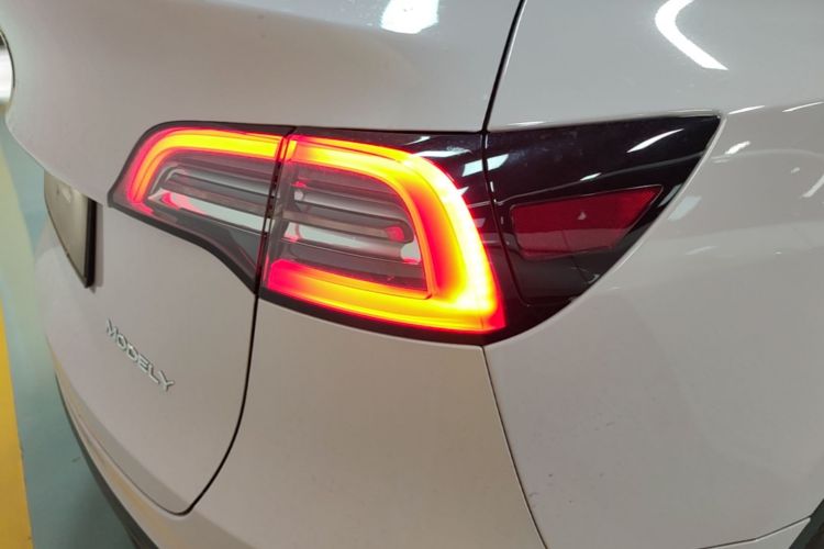 Tesla Model Y 2023 #8 Tesla Model Y 2023 car image #8