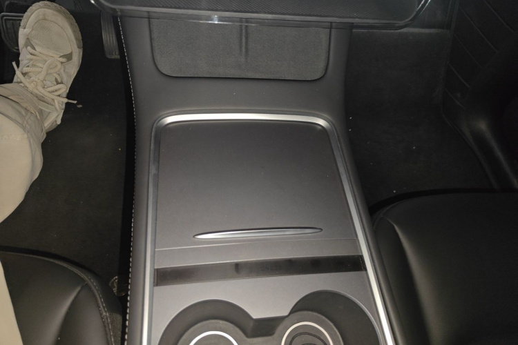 Tesla Model Y 2024 immagine di auto #18