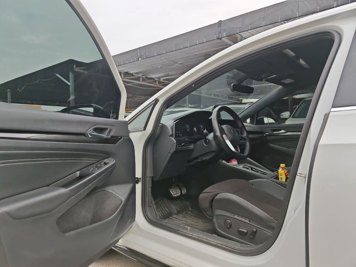 Volkswagen Golf 2022 car image #4