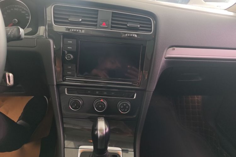 Volkswagen Golf 2019 car image #13