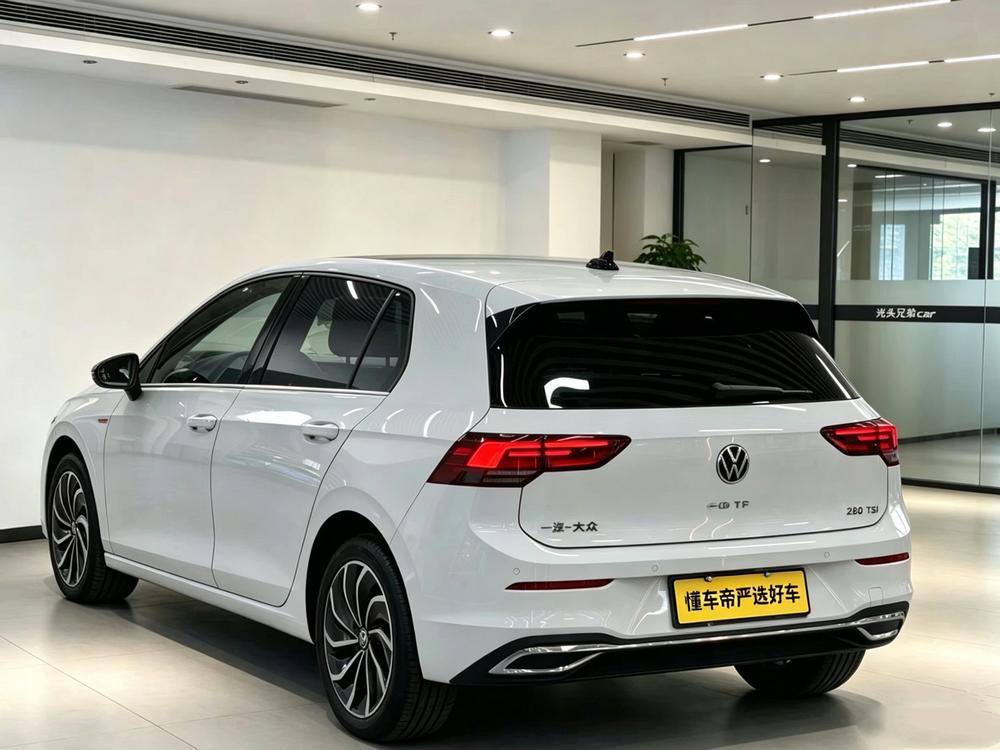 Volkswagen Golf 2023 immagine di auto #3
