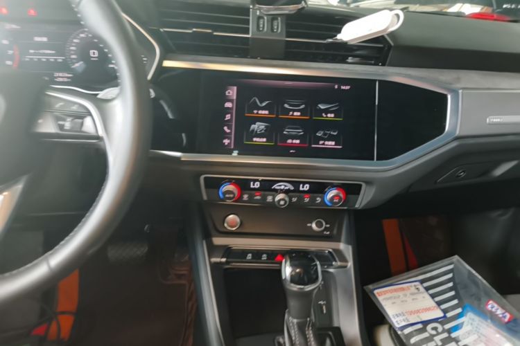 Audi Q3 2020 car image #17