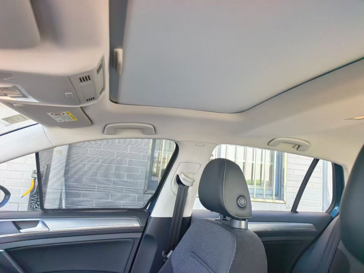 Volkswagen Golf 2018 car image #6