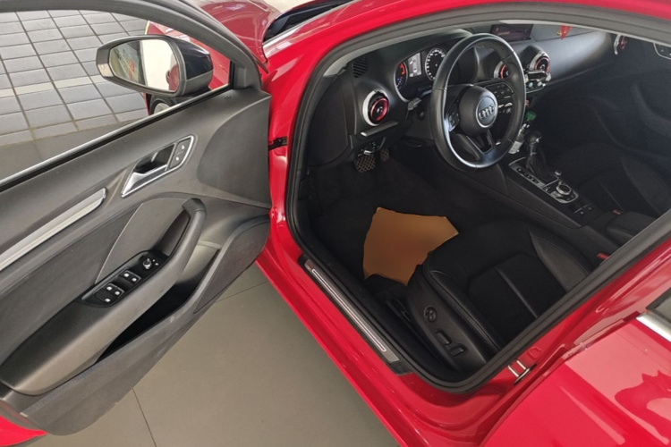 Audi A3 2018 car image #16