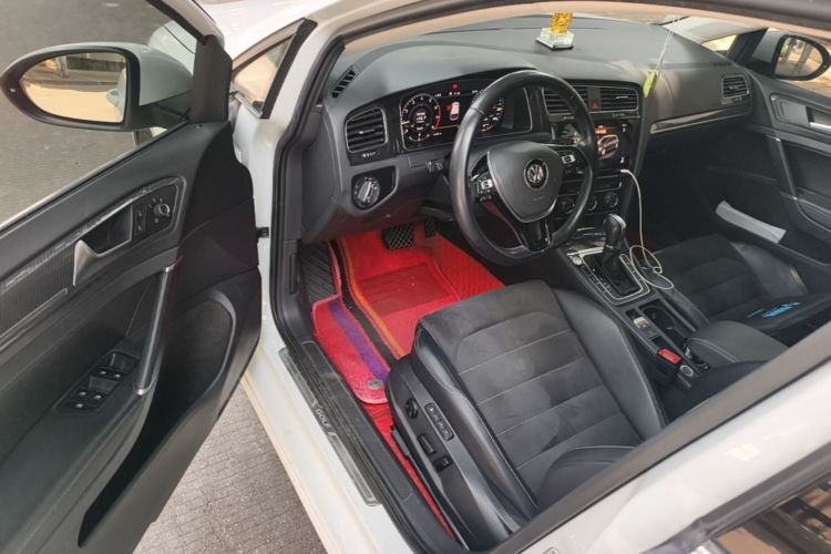 Volkswagen Golf 2020 car image #12