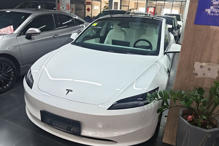 Tesla Model 3 2026 car image #2