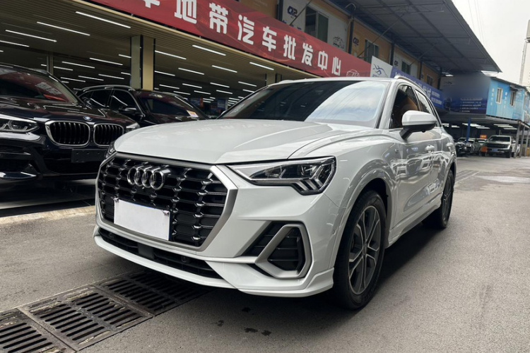 Audi Q3 2022 car image #2