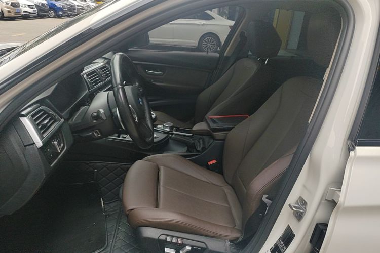 BMW 3 Series 2019 car image #15