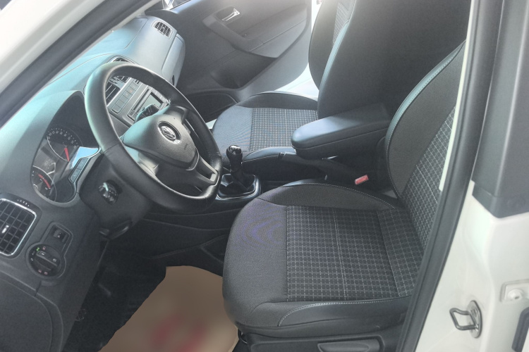 Volkswagen Polo 2015 صورة سيارة #15