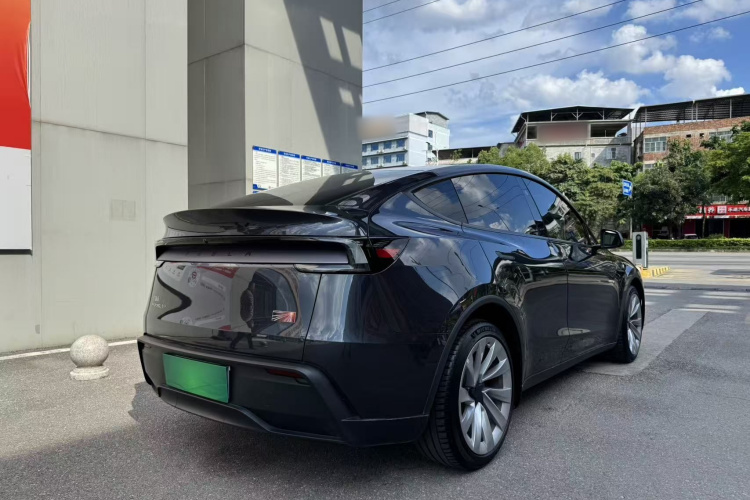 Tesla Model Y 2025 car image #7