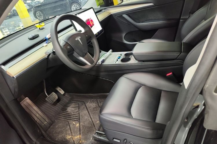 Tesla Model Y 2023 #19 Tesla Model Y 2023 car image #19