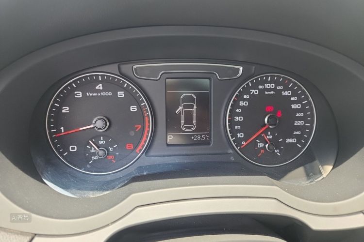 Audi Q3 2019 car image #13