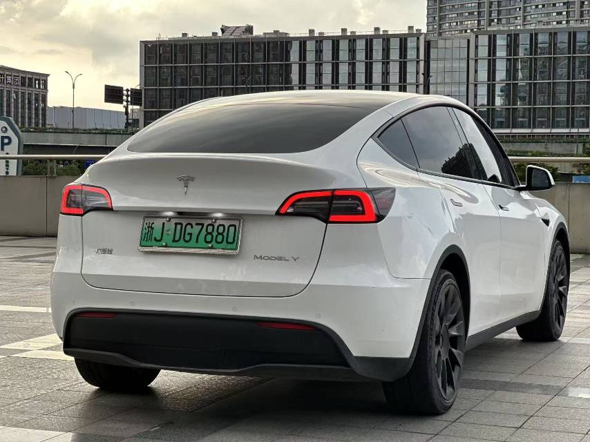 Tesla Model Y 2022 #5 Tesla Model Y 2022 car image #5