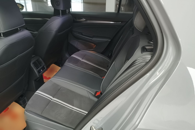 Volkswagen Golf 2023 car image #13