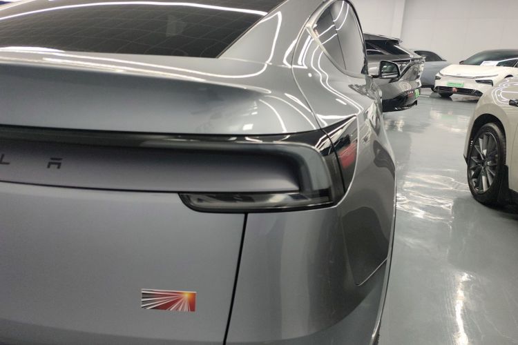 Tesla Model Y 2025 #8 Tesla Model Y 2025 car image #8