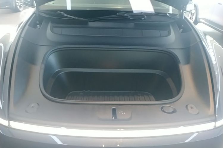 Tesla Model Y 2025 car image #20
