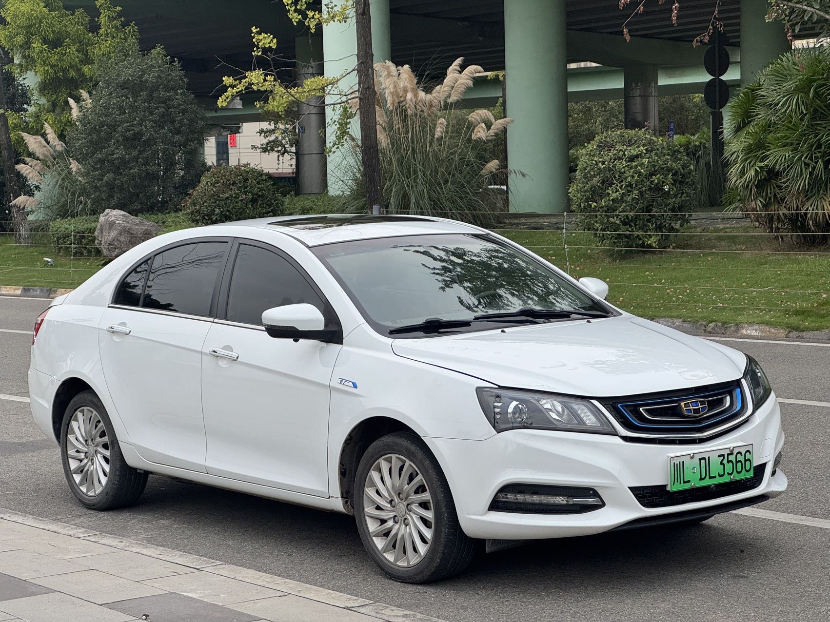 GEELY Emgrand New Energy 2017 car image #3