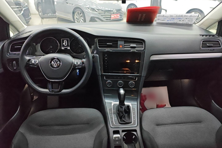Volkswagen Golf 2020 car image #10