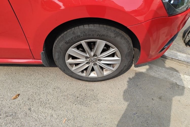 Volkswagen Polo 2015 car image #9