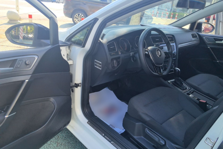 Volkswagen Golf 2017 car image #15