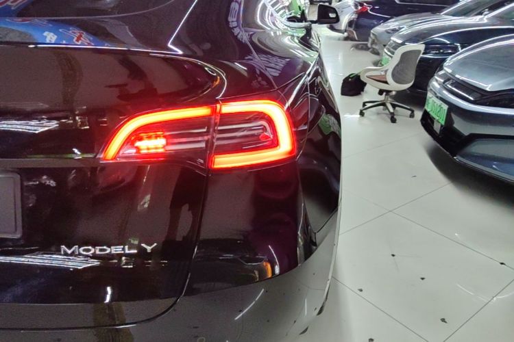 Tesla Model Y 2023 car image #8