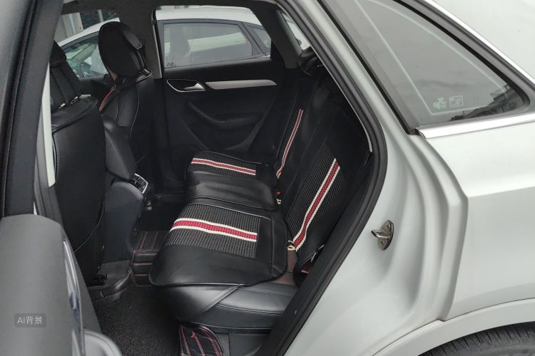 Audi Q3 2018 car image #19