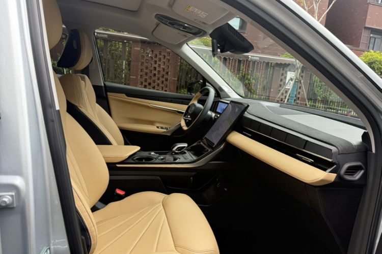 GEELY Boyue L 2024 car image #13