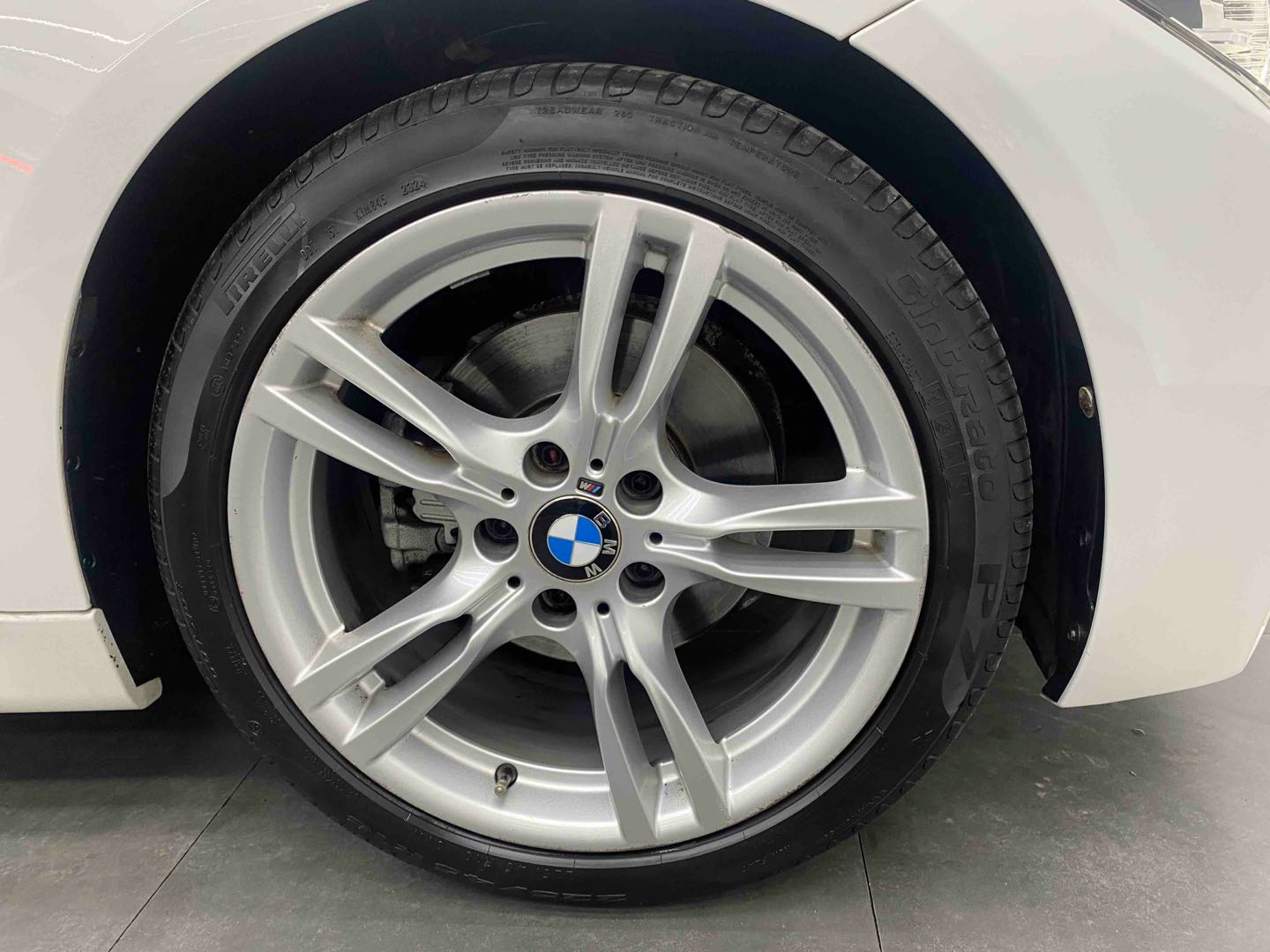 BMW 3 Series 2019 car image #19