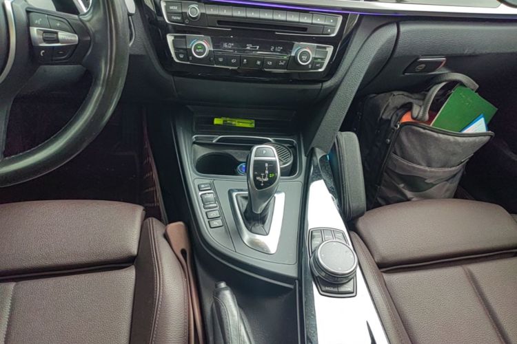 BMW 3 Series 2018 immagine di auto #18