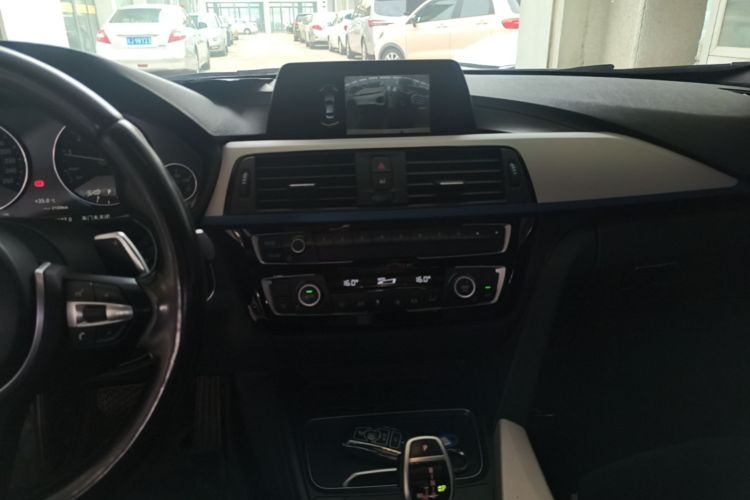 BMW 3 Series 2018 car image #13