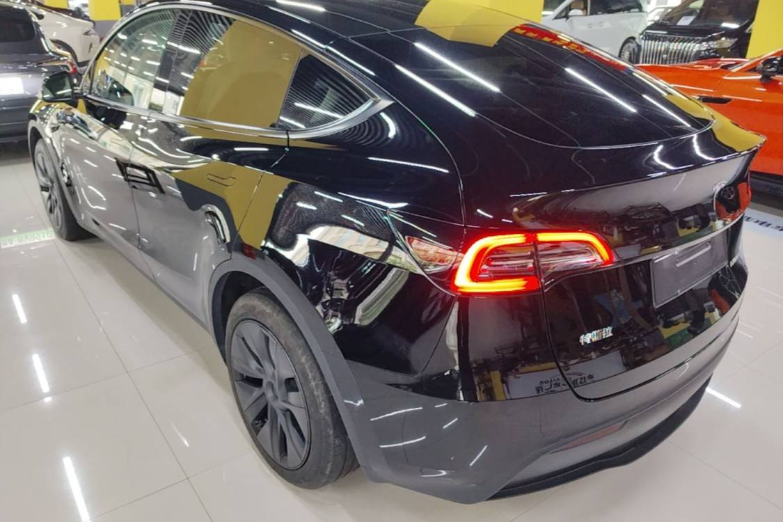 Tesla Model Y 2023 car image #3