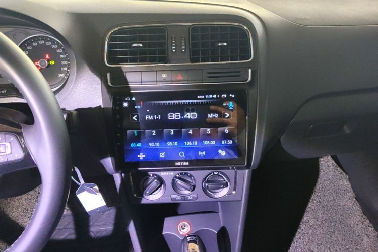 Volkswagen Polo 2016 car image #13