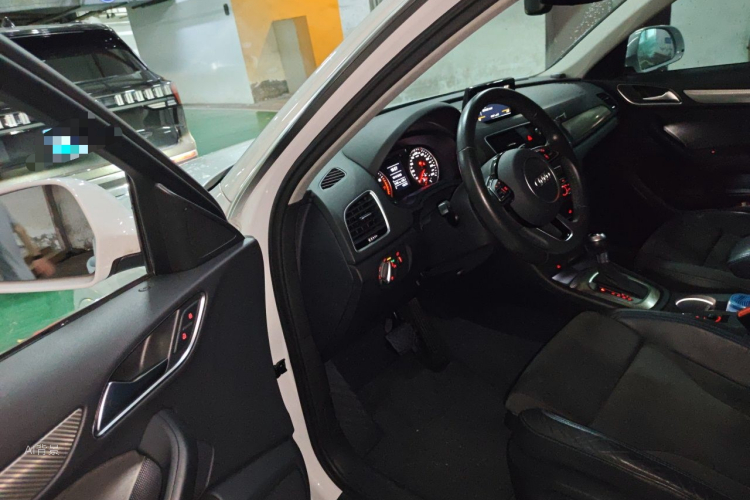 Audi Q3 2018 car image #18