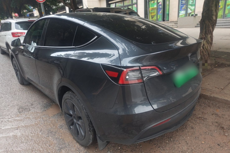 Tesla Model Y 2025 صورة سيارة #5