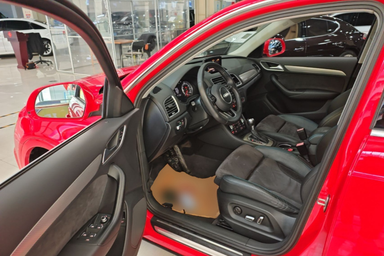 Audi Q3 2017 car image #12