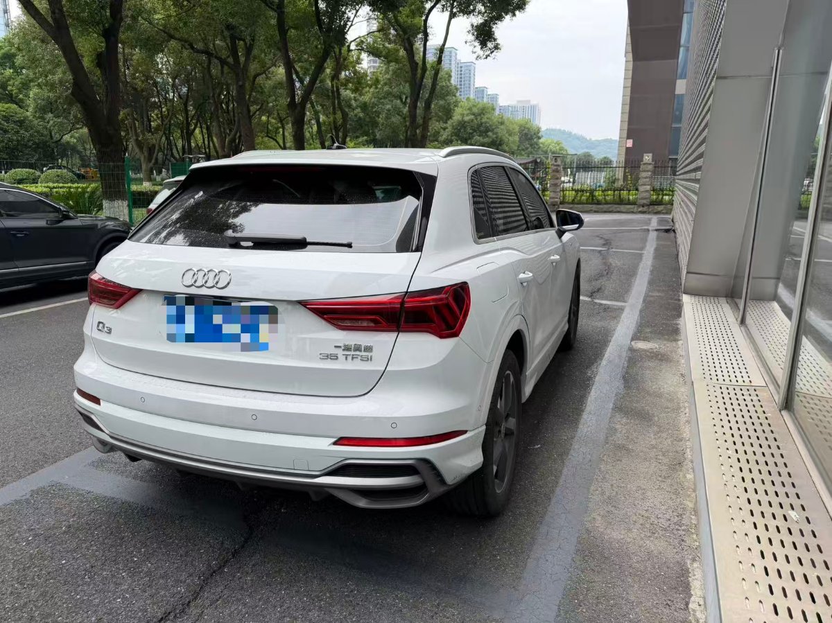 Audi Q3 2023 car image #3